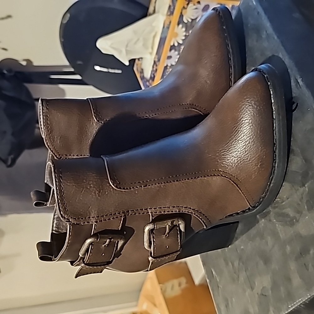 New brown wild diva boots size 5 women